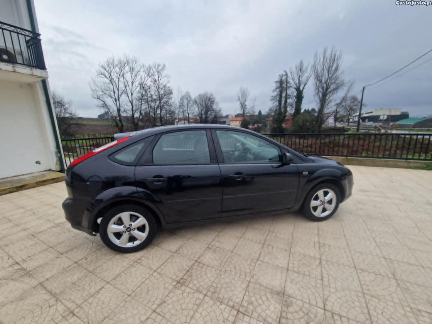 Ford Focus 1.6 Ti-VCT Ghia — fotografia 12
