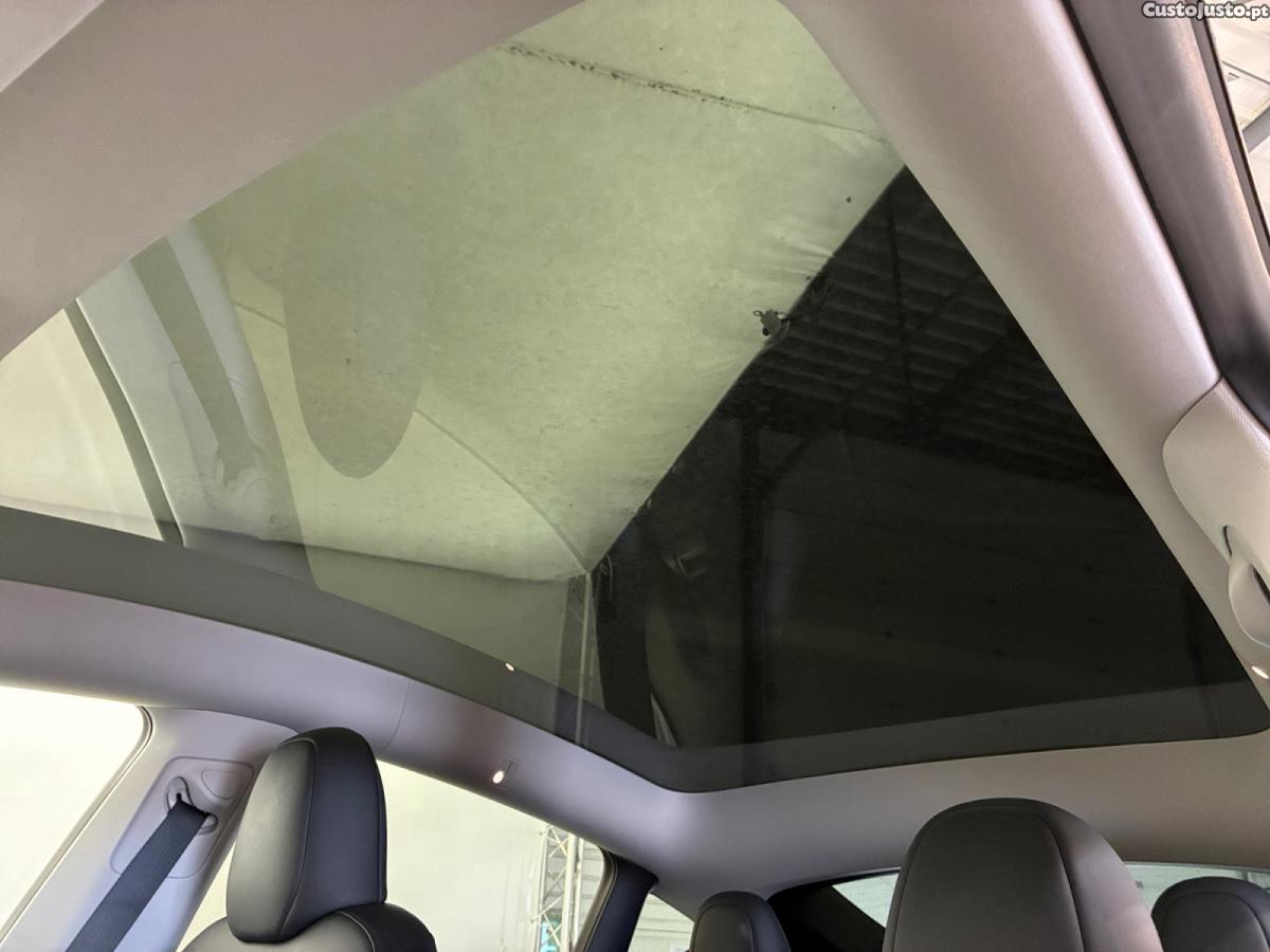Tesla Model Y Standard RWD — fotografia 4