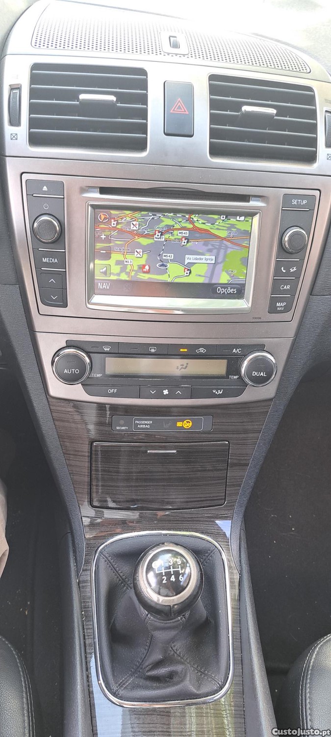 Toyota Avensis SW 2.0 D-4D Luxury + Navi 124 cv (nacional) — fotografia 4