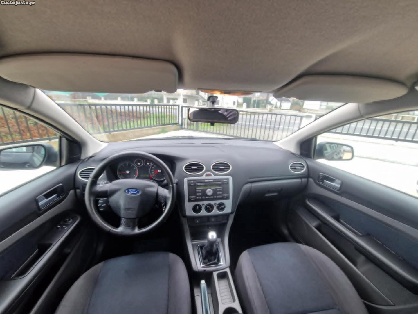 Ford Focus 1.6 Ti-VCT Ghia — fotografia 9