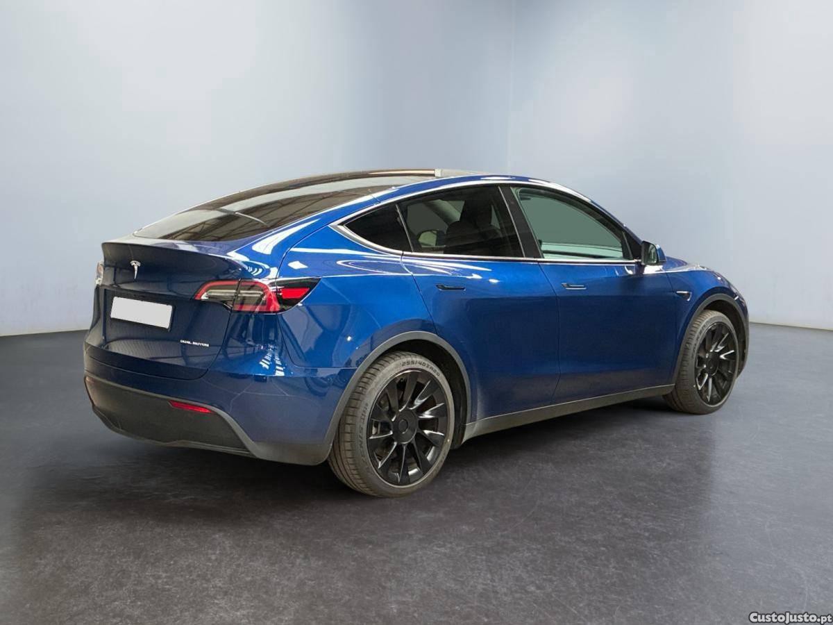 Tesla Model Y Long Range Dual Motor AWD — fotografia 10
