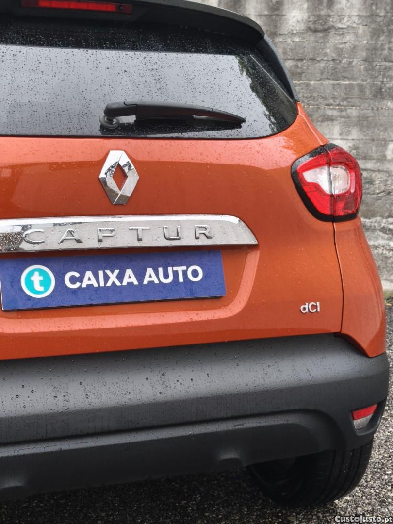 Renault Captur dCi 90 EDC Dynamique — fotografia 17