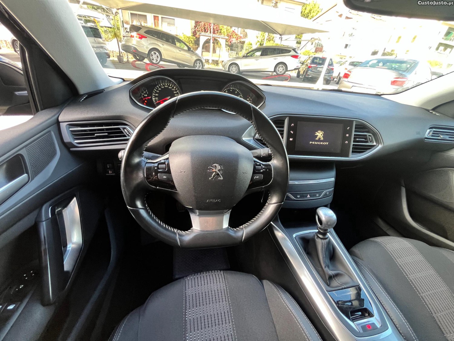 Peugeot 308 1.2 130 Allure — fotografia 6