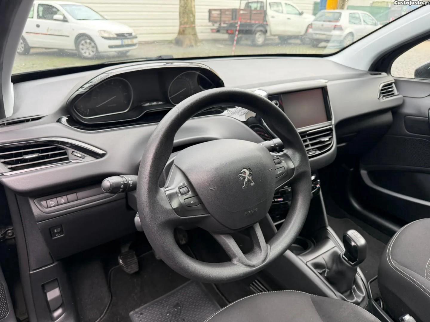 Peugeot 208 1.2 PureTech Allure — fotografia 12