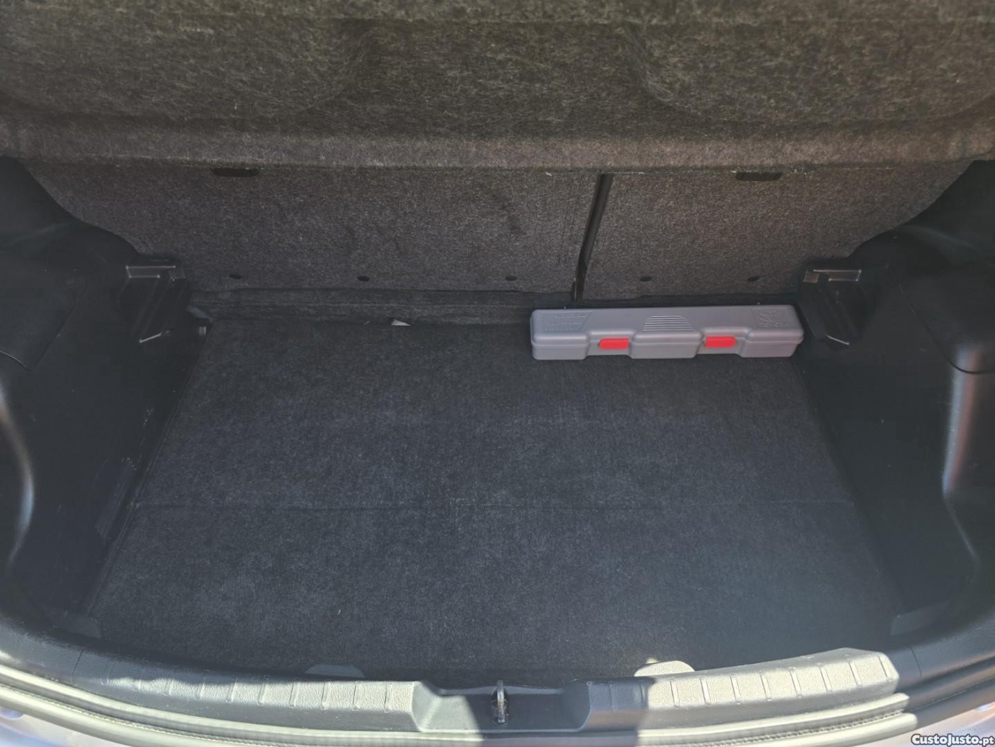 Toyota Yaris 1.5 HSD Comfort — fotografia 12