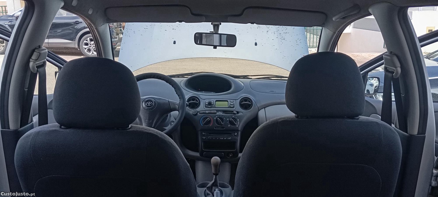 Toyota Yaris 1.0 VVTi, 1 único proprietário, com A/C , com apenas 152599km em ótimo estado. — fotografia 4