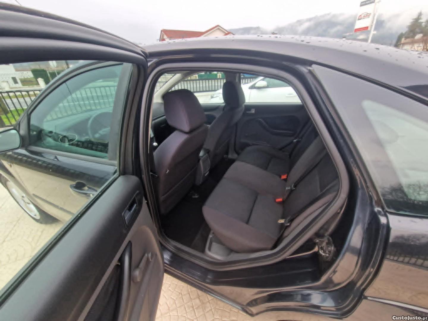 Ford Focus 1.6 Ti-VCT Ghia — fotografia 6