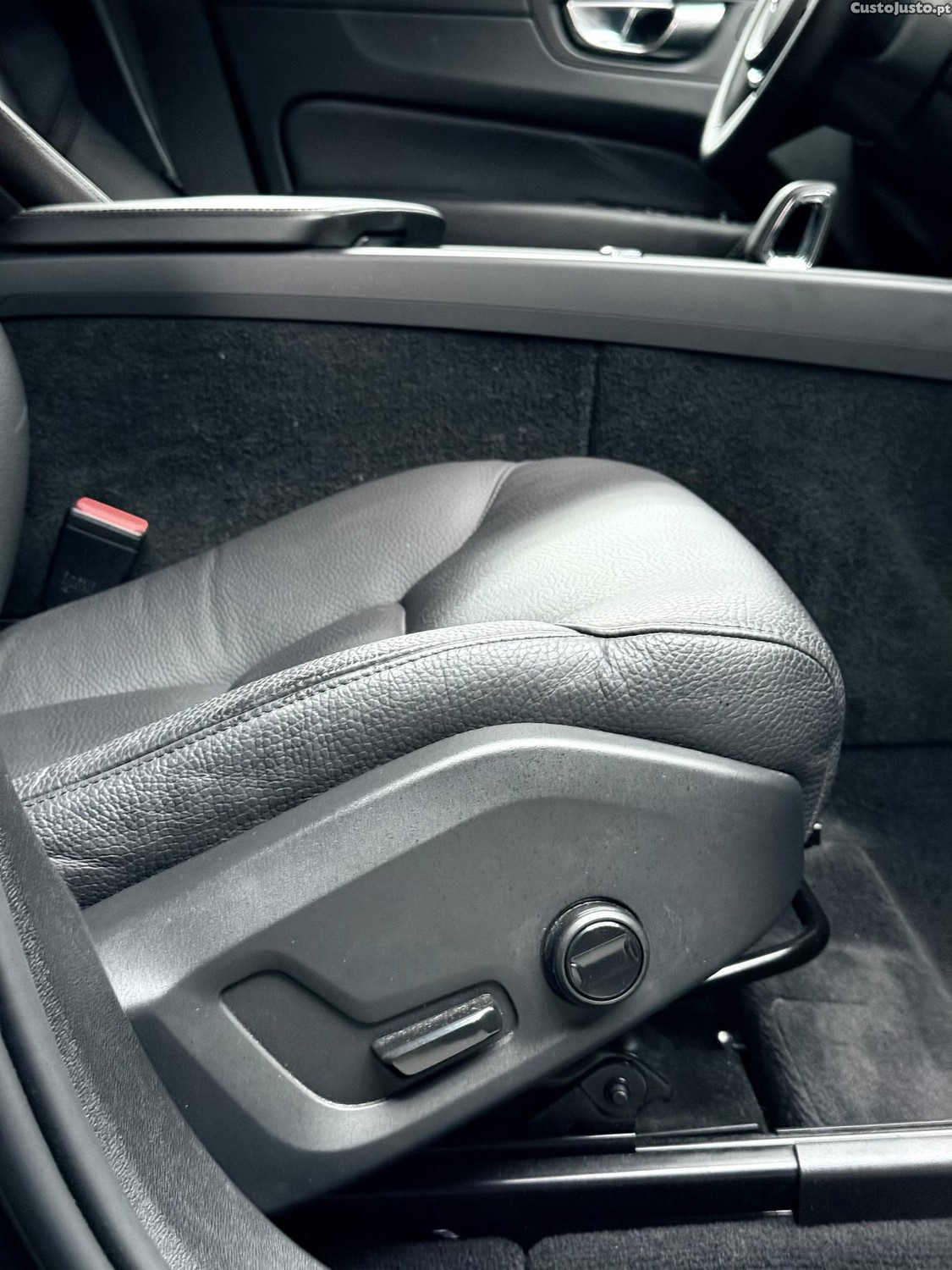 Volvo XC 60 B4 — fotografia 13