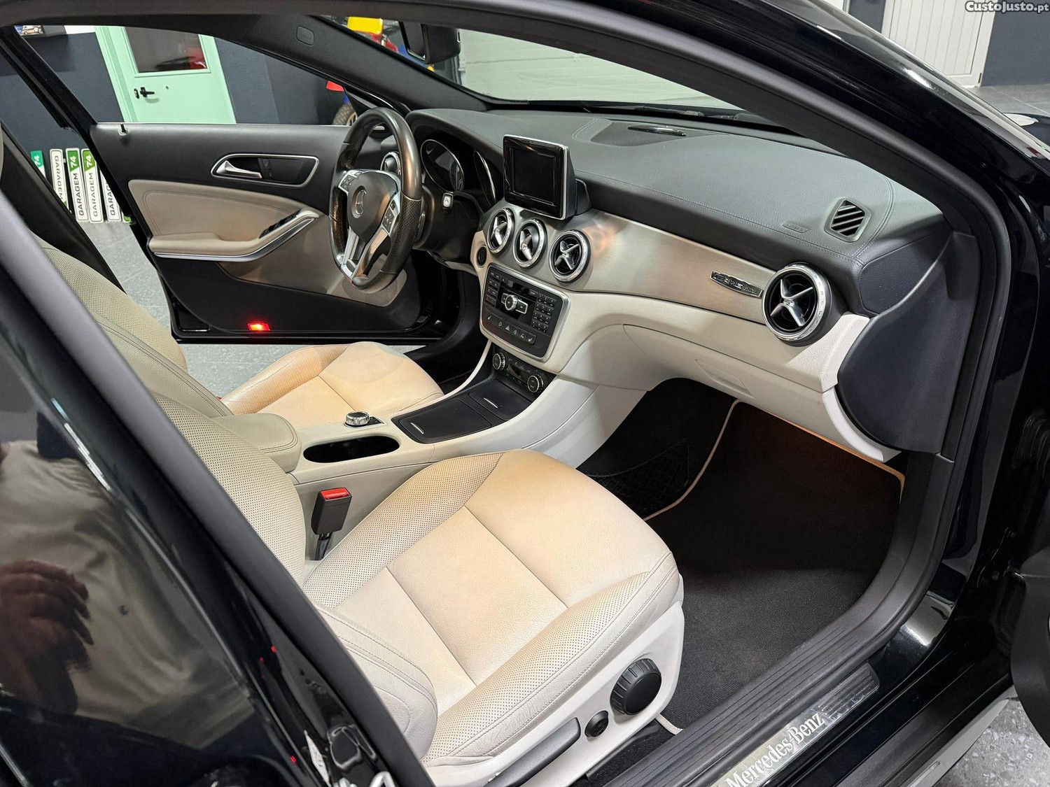 Mercedes-Benz GLA 220 CDI 7G-DCT AMG Line — fotografia 4