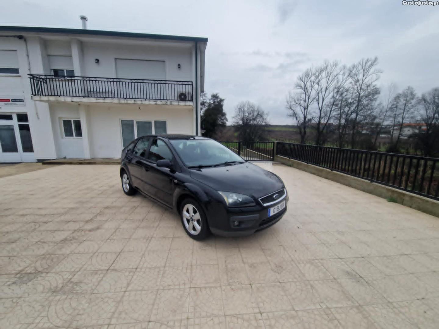 Ford Focus 1.6 Ti-VCT Ghia — fotografia 11