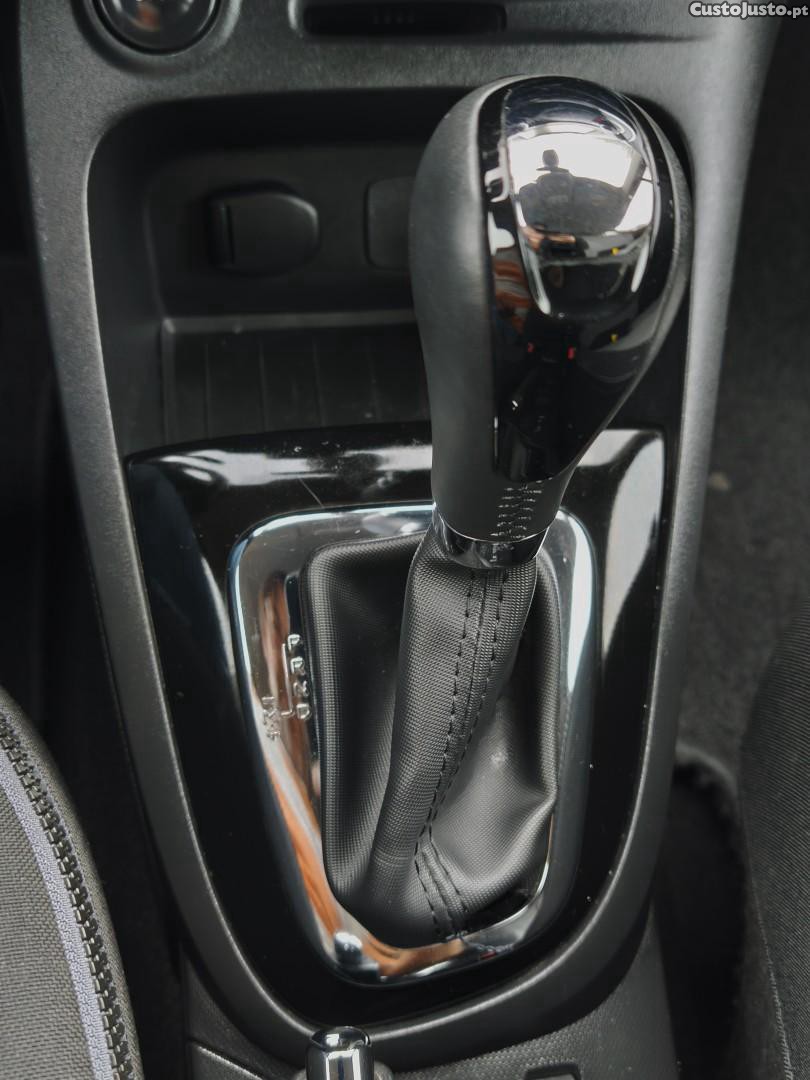 Renault Captur dCi 90 EDC Dynamique — fotografia 19