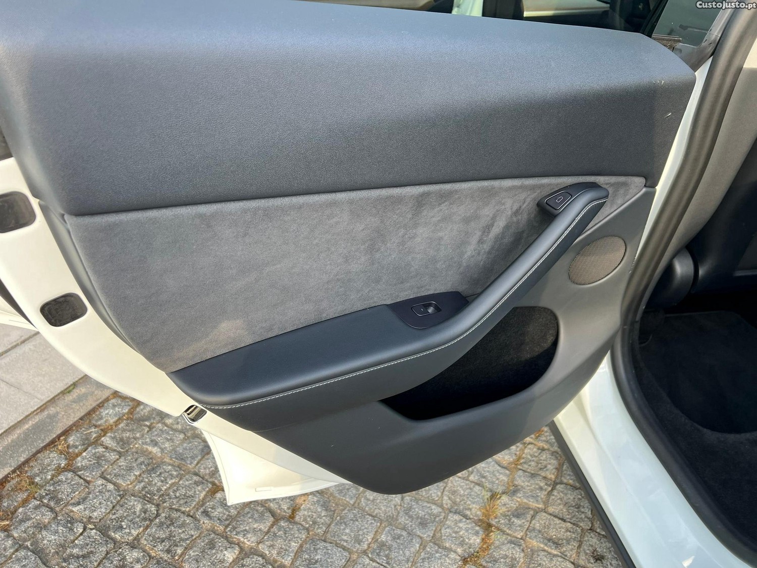 Tesla Model Y Standard RWD — fotografia 7