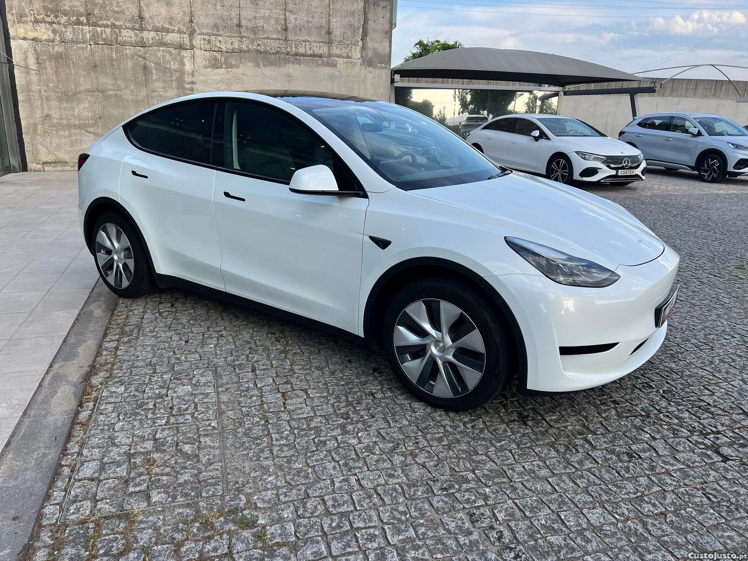 Tesla Model Y Standard RWD — fotografia 13