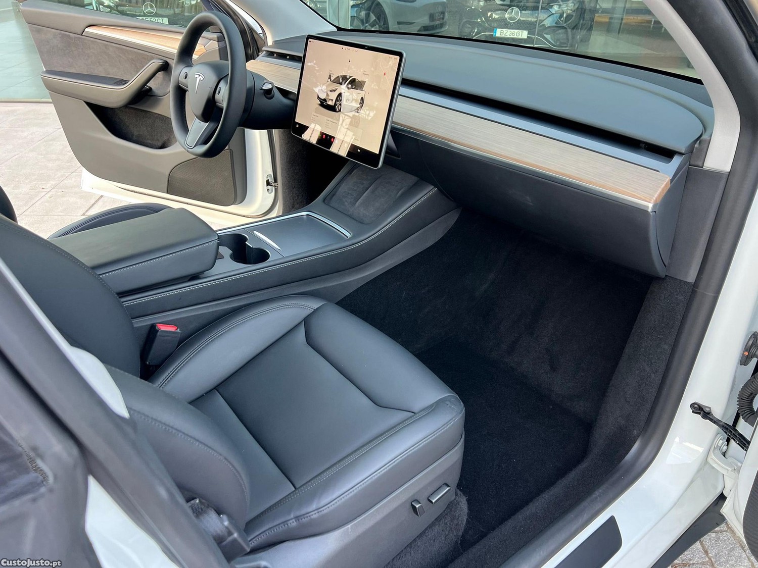 Tesla Model Y Standard RWD — fotografia 5