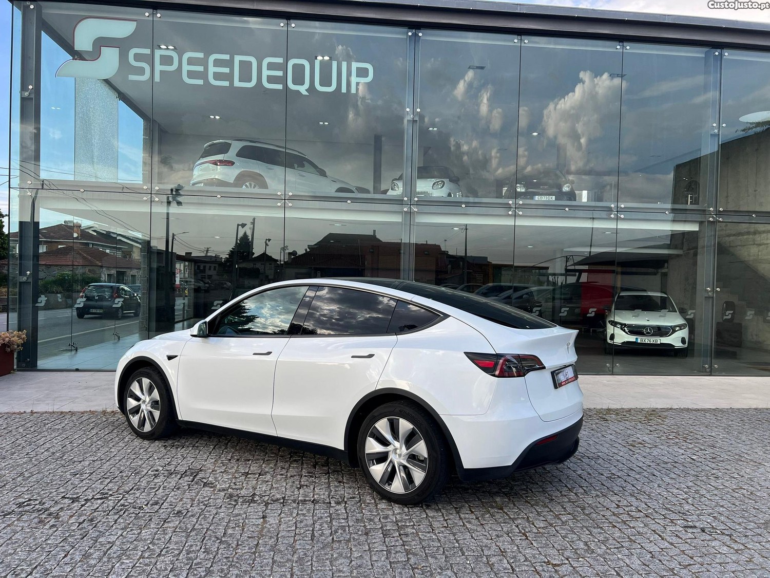Tesla Model Y Standard RWD — fotografia 12