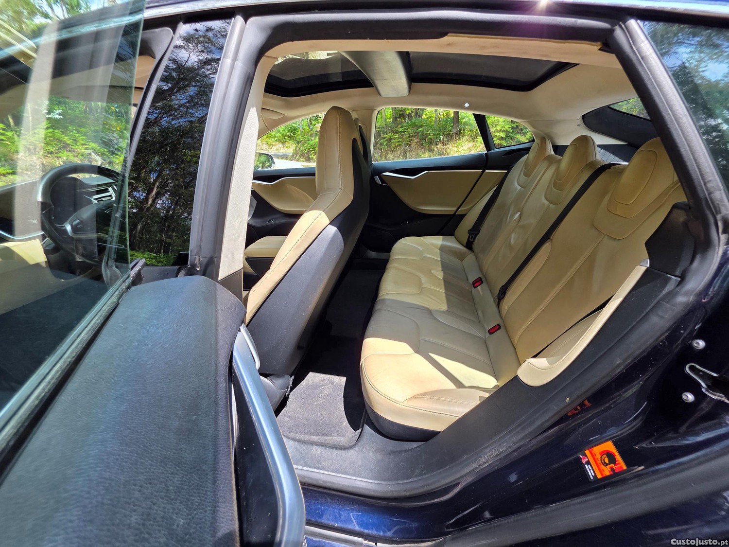 Tesla Model S S 85 carregamentos gratuitos — fotografia 4