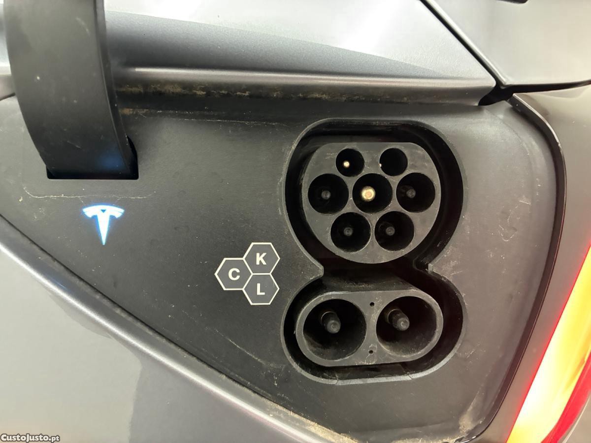Tesla Model Y Long Range Dual Motor AWD — fotografia 2