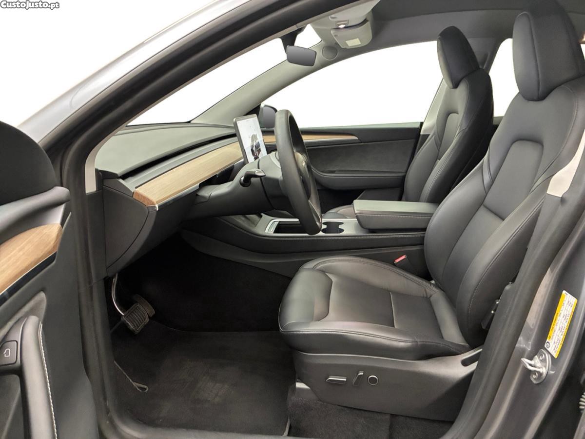 Tesla Model Y Long Range Dual Motor AWD — fotografia 9