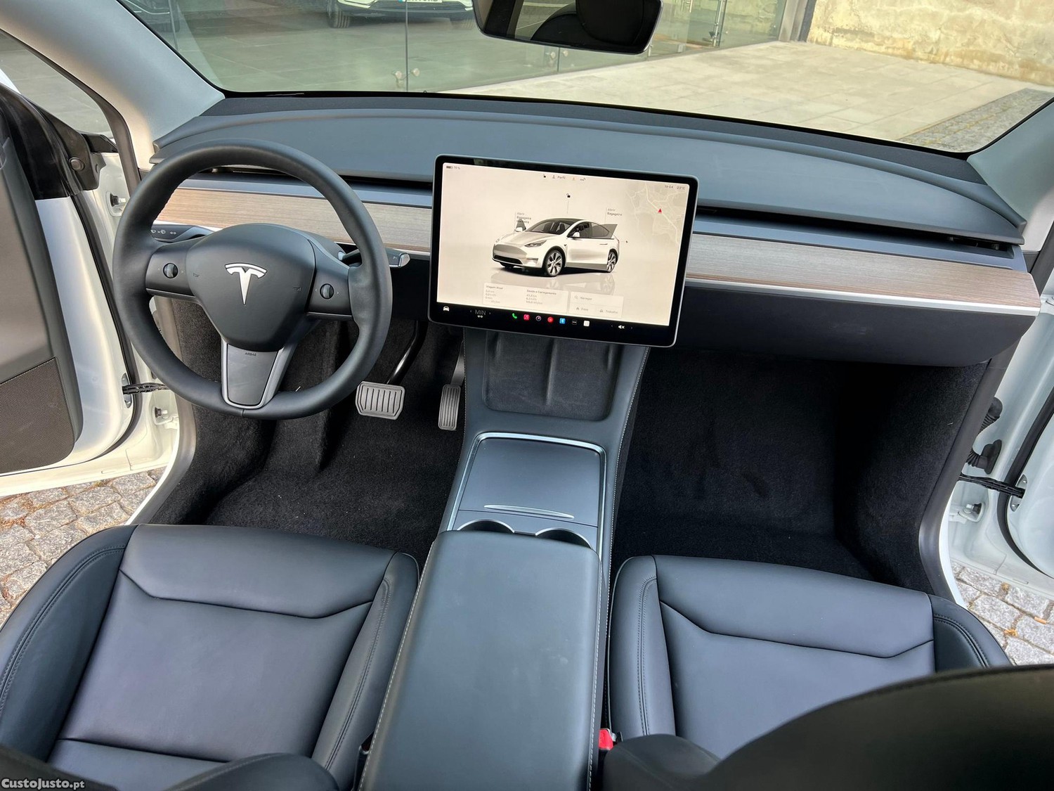 Tesla Model Y Standard RWD — fotografia 3