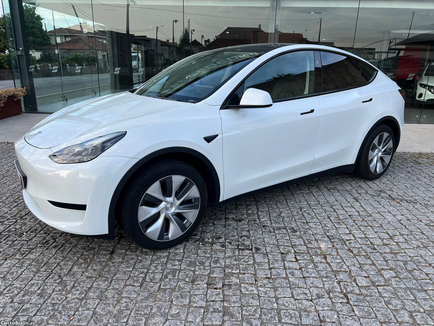 Tesla Model Y Standard RWD — fotografia 16