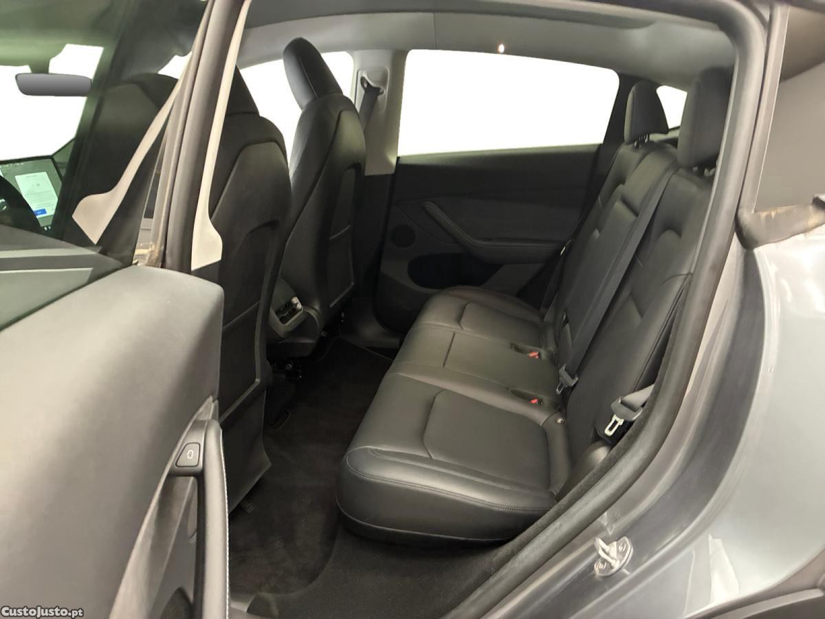Tesla Model Y Long Range Dual Motor AWD — fotografia 4