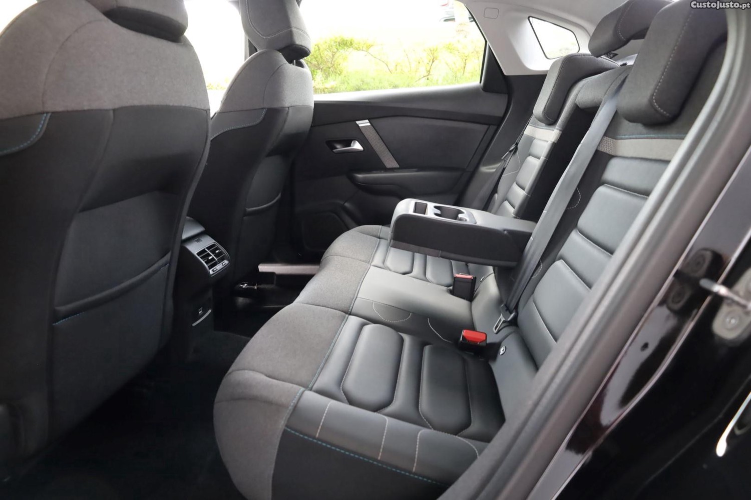 Citroën C4 X 1.2 PureTech Shine EAT8 — fotografia 3