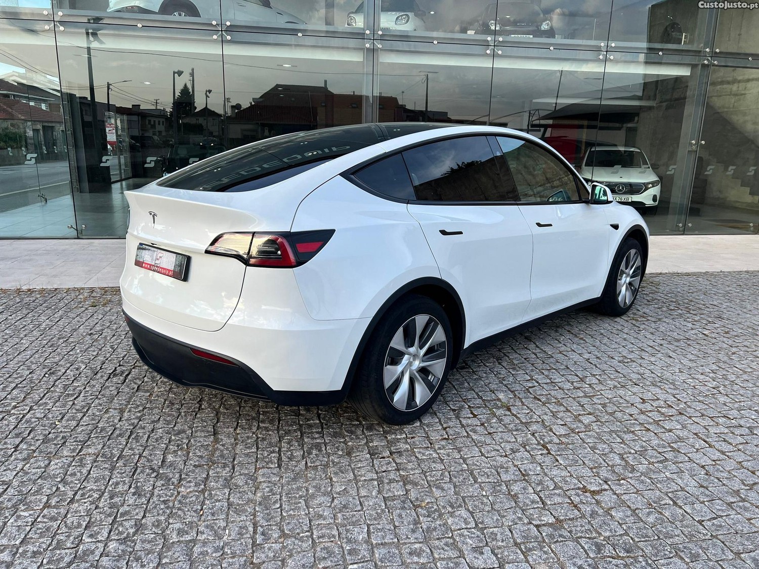 Tesla Model Y Standard RWD — fotografia 11
