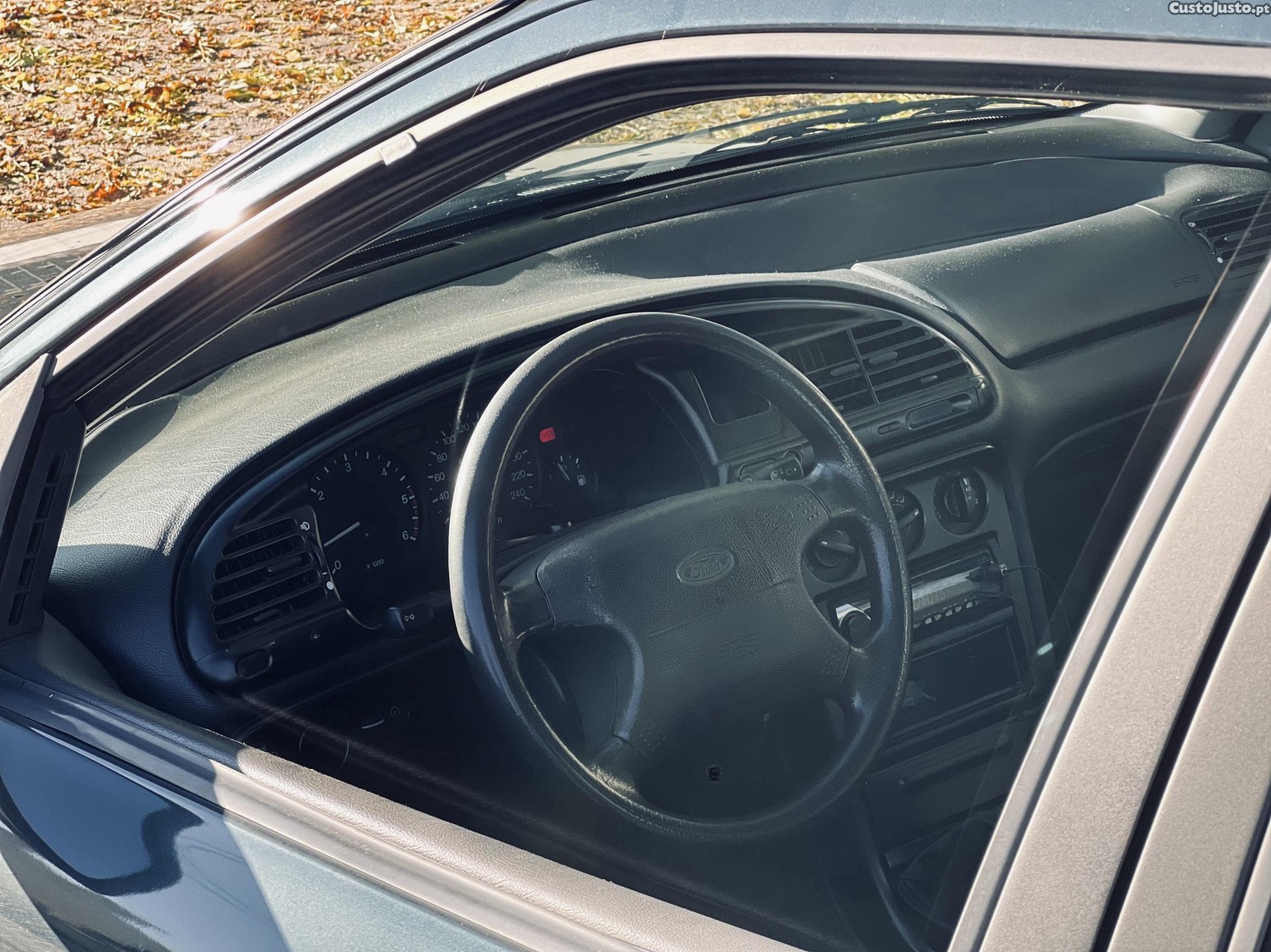 Ford Mondeo 1.8 TD — fotografia 8