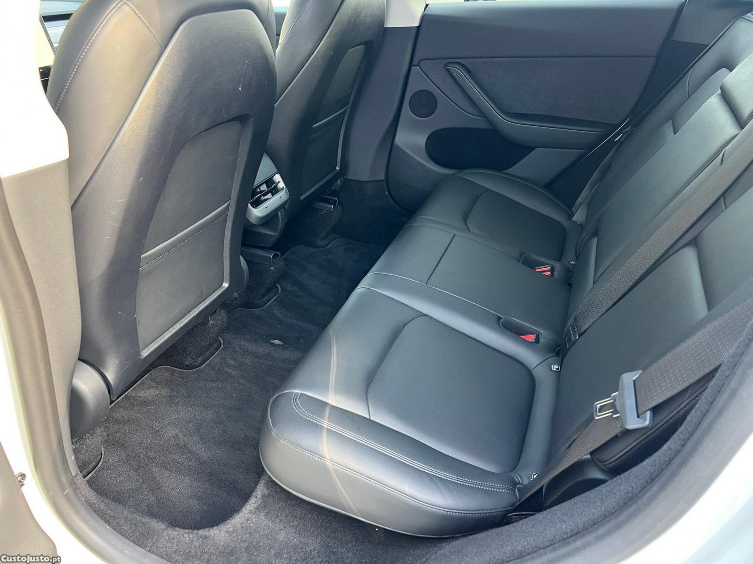 Tesla Model Y Standard RWD — fotografia 8