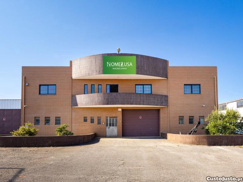 Armazém + Negócio De Serralharia Na Zona...