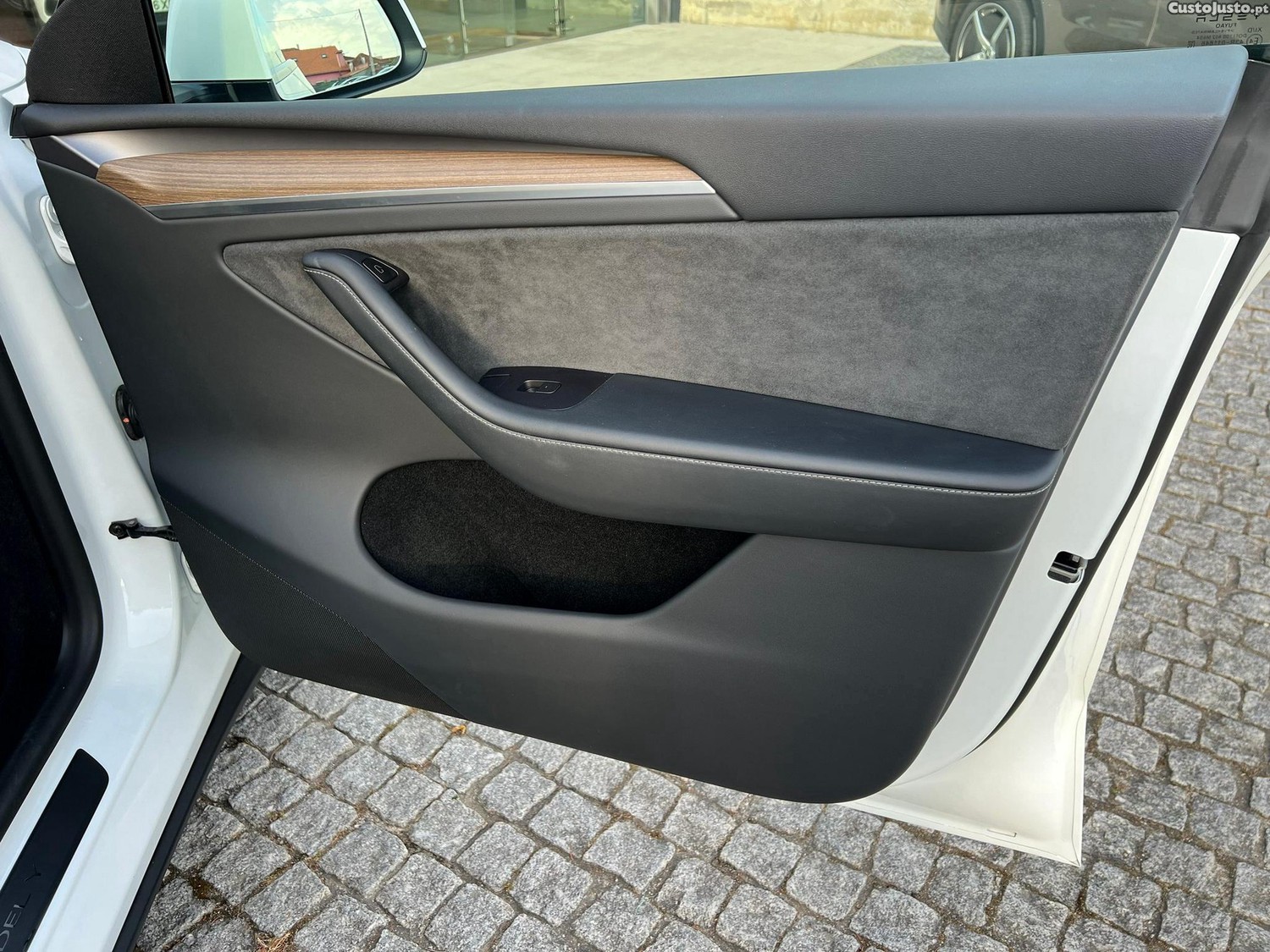 Tesla Model Y Standard RWD — fotografia 4