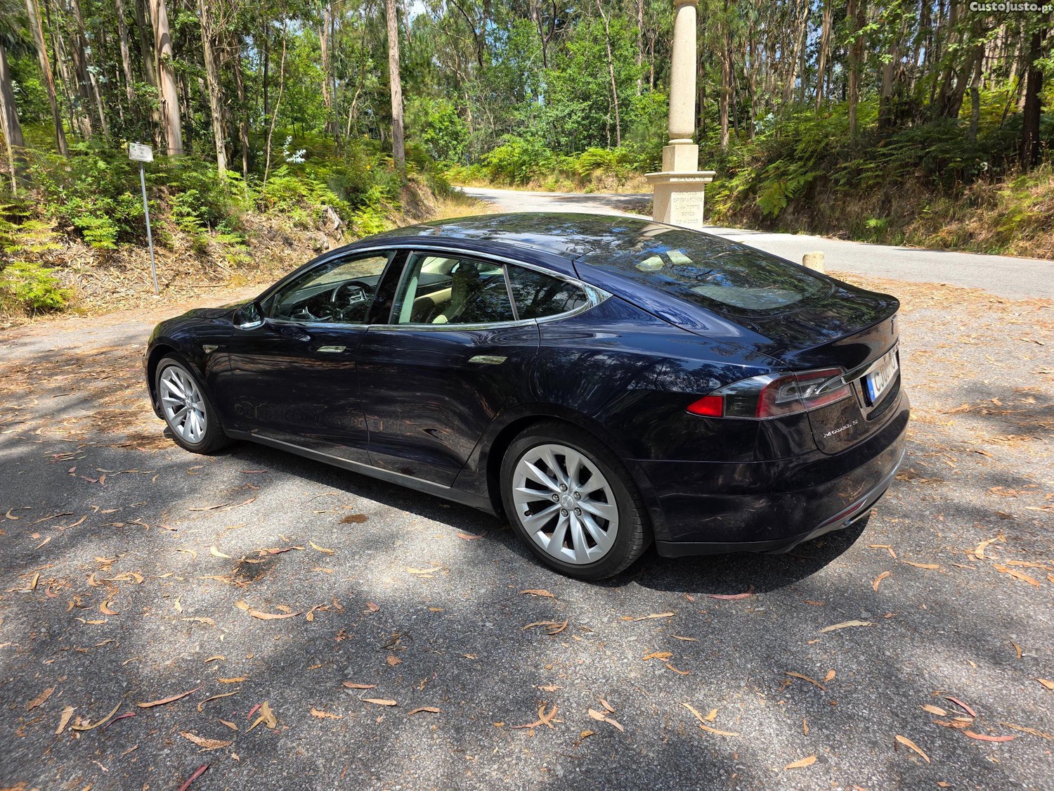 Tesla Model S S 85 carregamentos gratuitos — fotografia 5