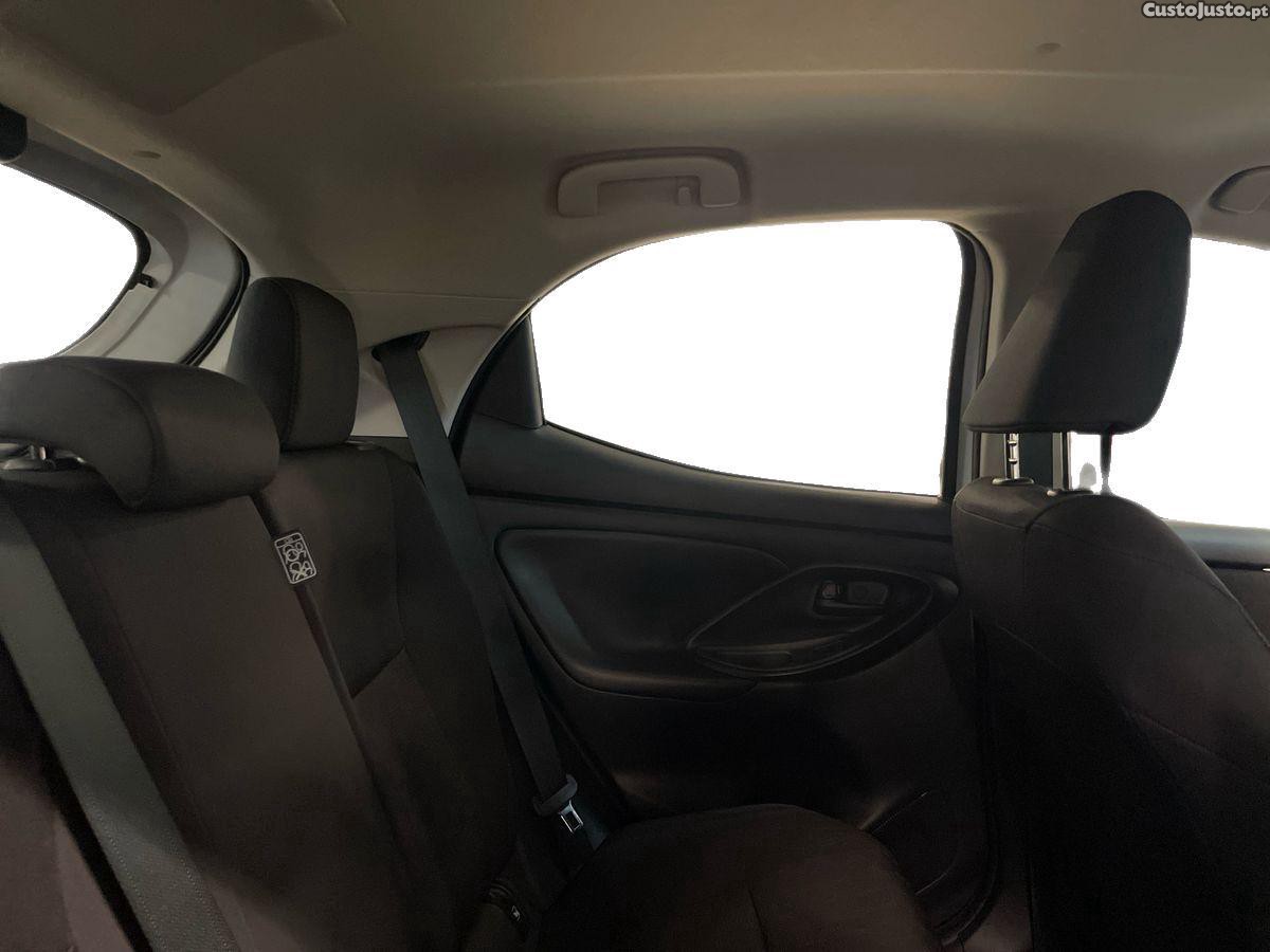 Toyota Yaris 1.5 HDF Comfort Plus — fotografia 9