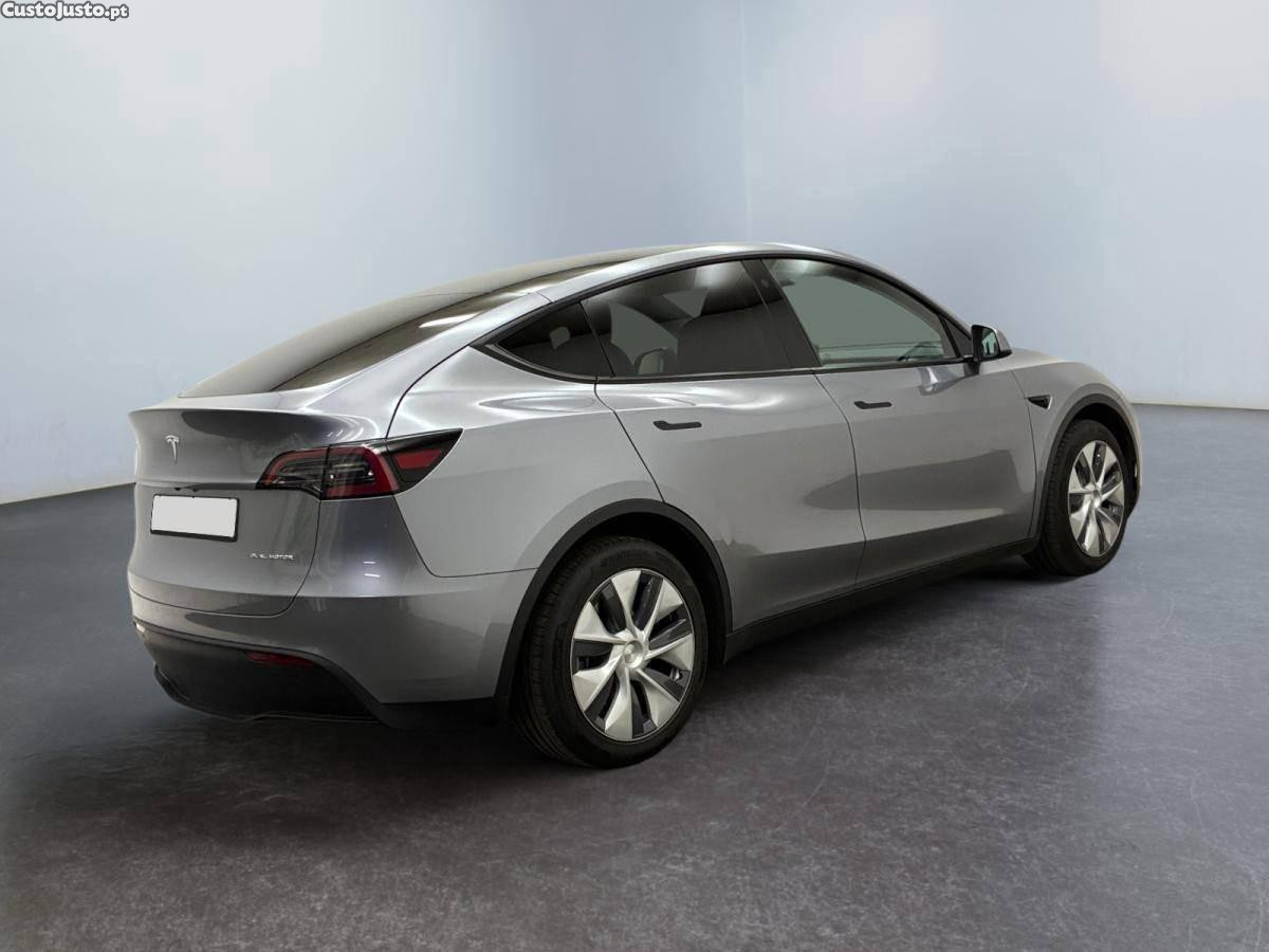 Tesla Model Y Long Range Dual Motor AWD — fotografia 10