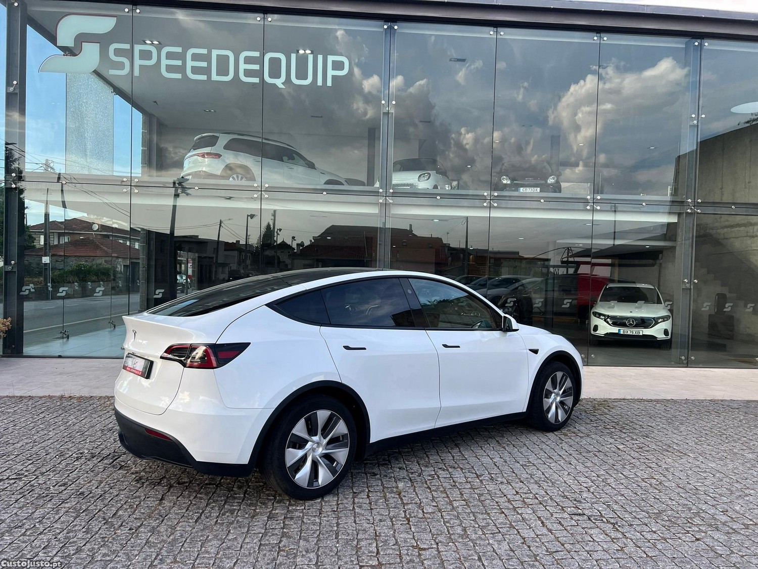Tesla Model Y Standard RWD — fotografia 14