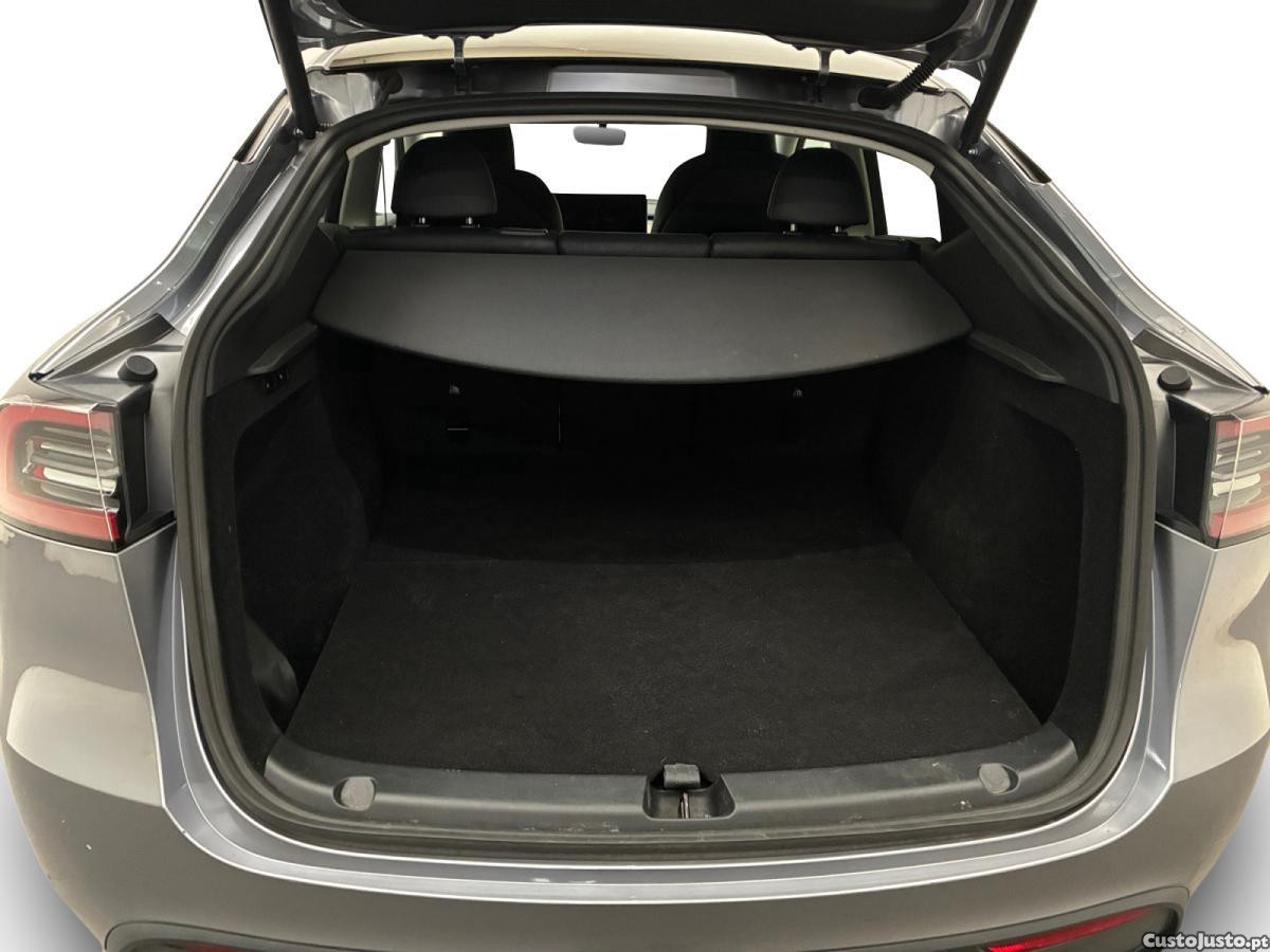 Tesla Model Y Long Range Dual Motor AWD — fotografia 3