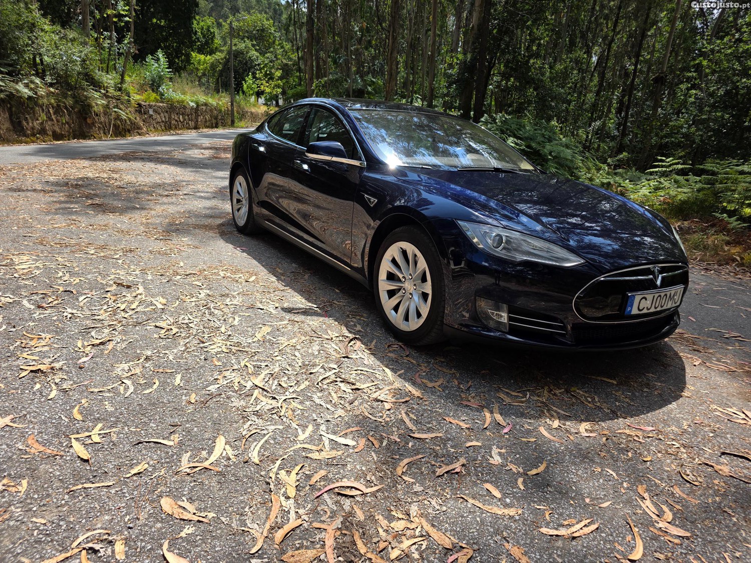 Tesla Model S S 85 carregamentos gratuitos — fotografia 3