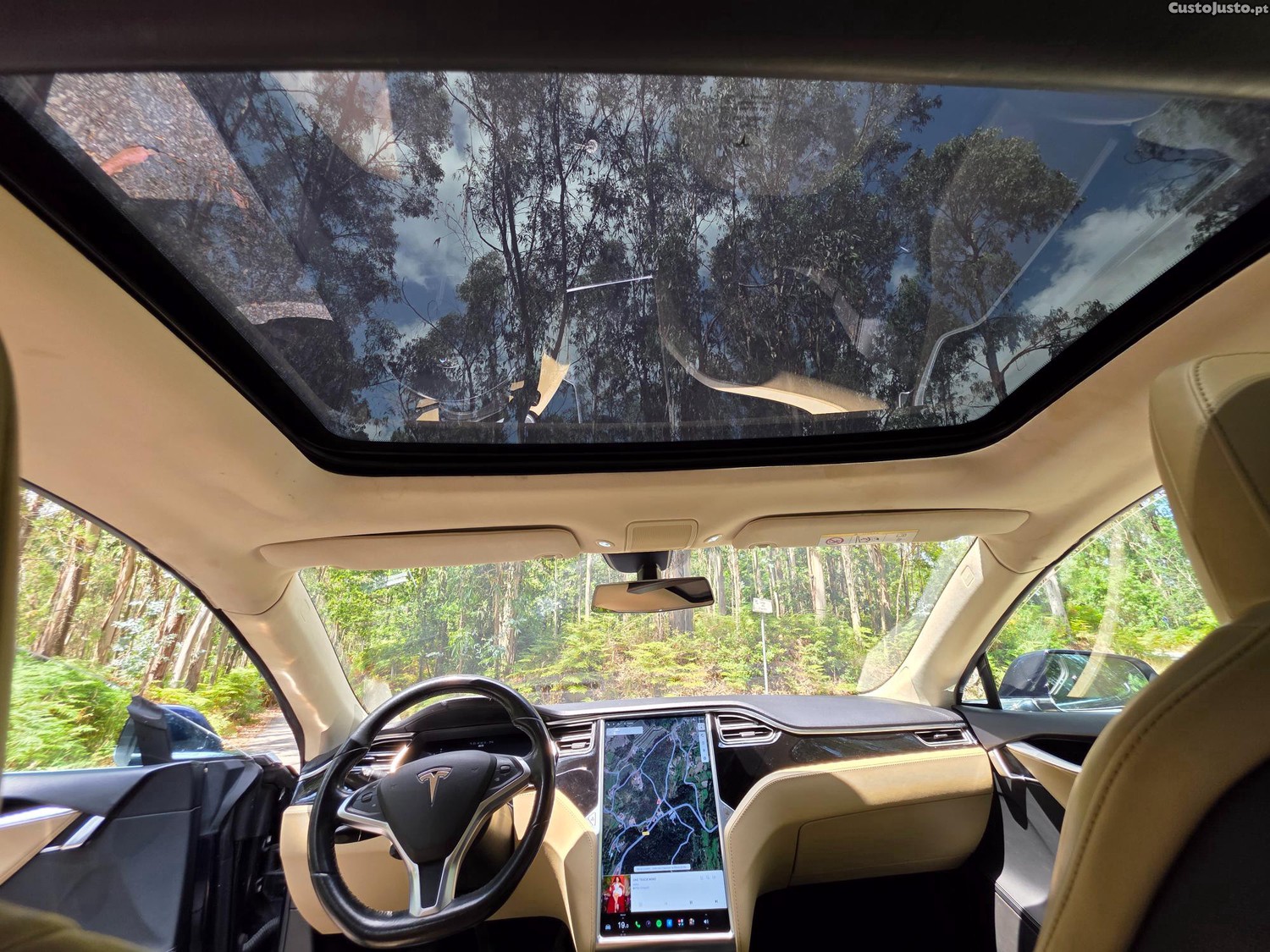 Tesla Model S S 85 carregamentos gratuitos — fotografia 6