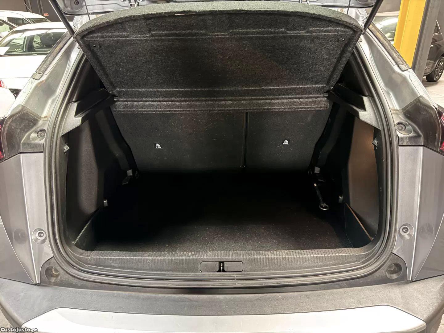 Peugeot e-2008 50 kwh active pack — fotografia 4