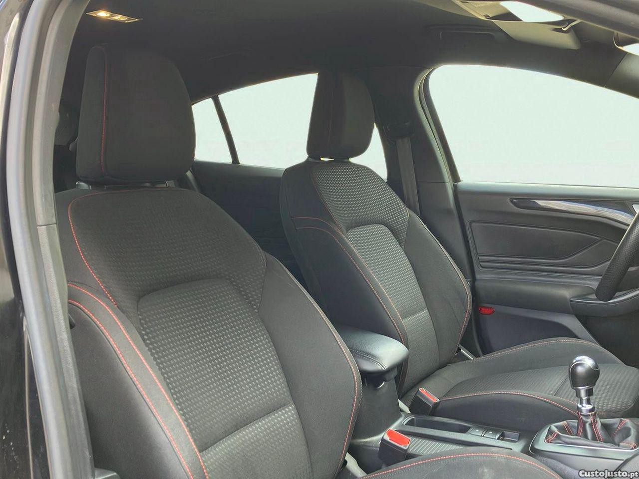 Ford Focus 1.0 EcoBoost MHEV ST-Line — fotografia 5