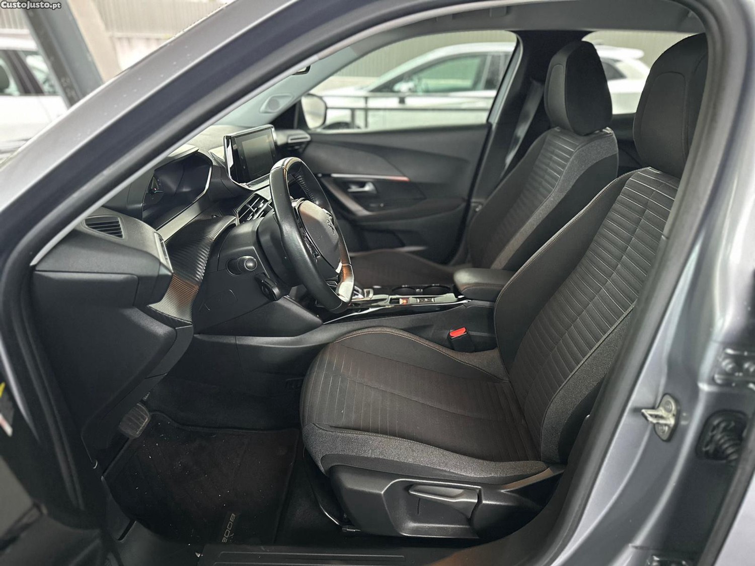 Peugeot 2008 50 kWh Active Pack — fotografia 17