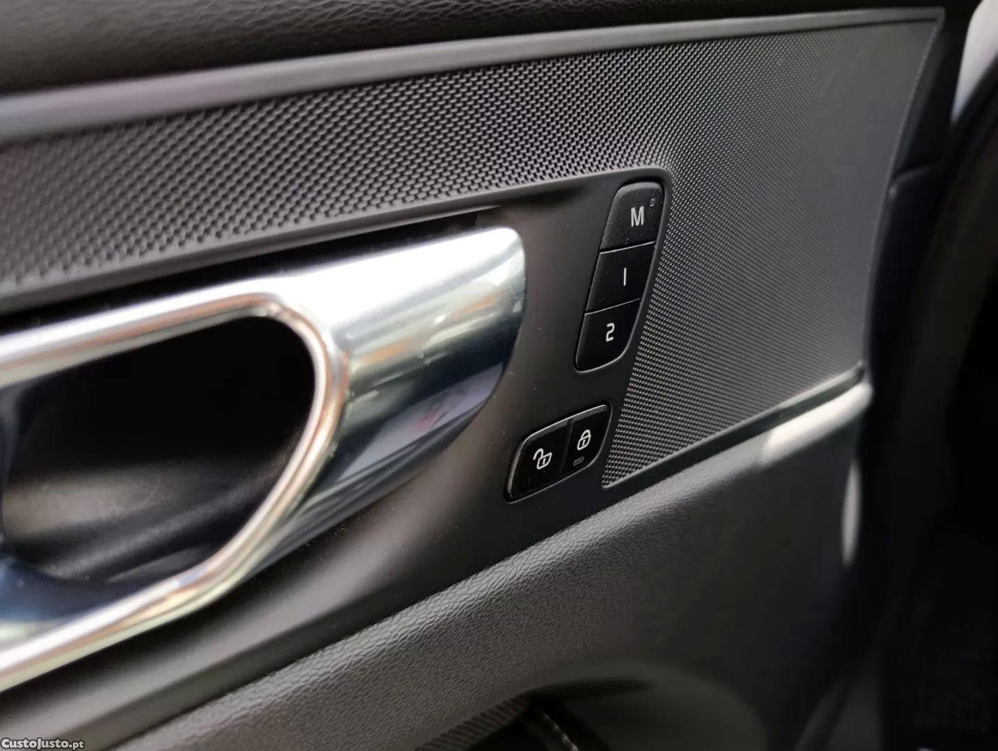 Volvo XC 60 2.0 b4 r-design — fotografia 22
