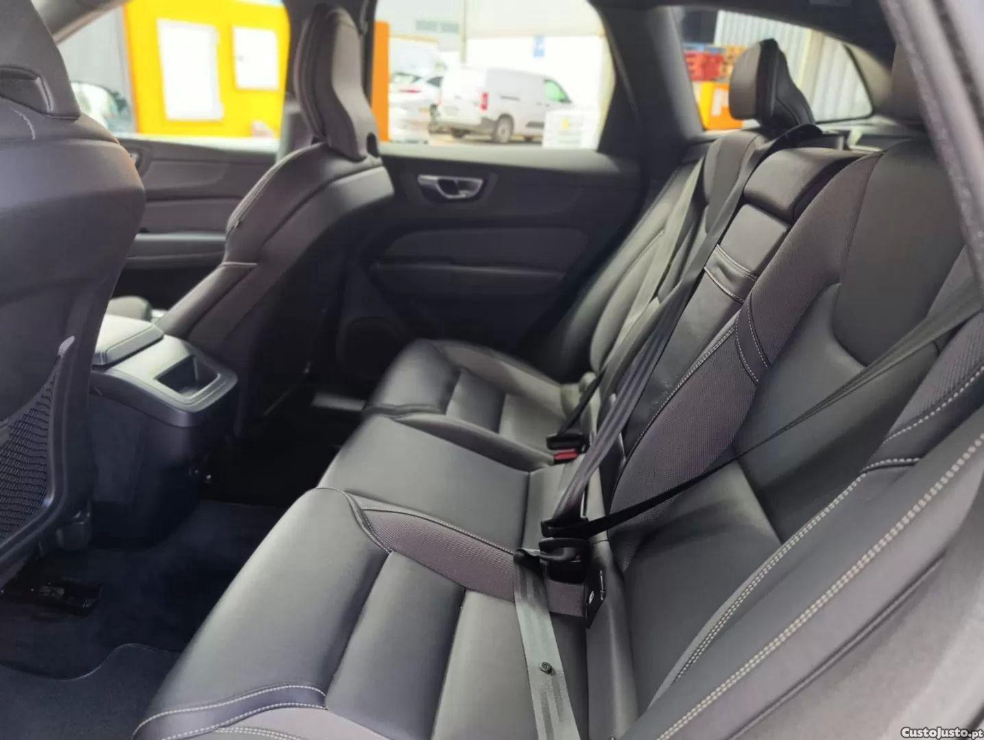 Volvo XC 60 2.0 b4 r-design — fotografia 6