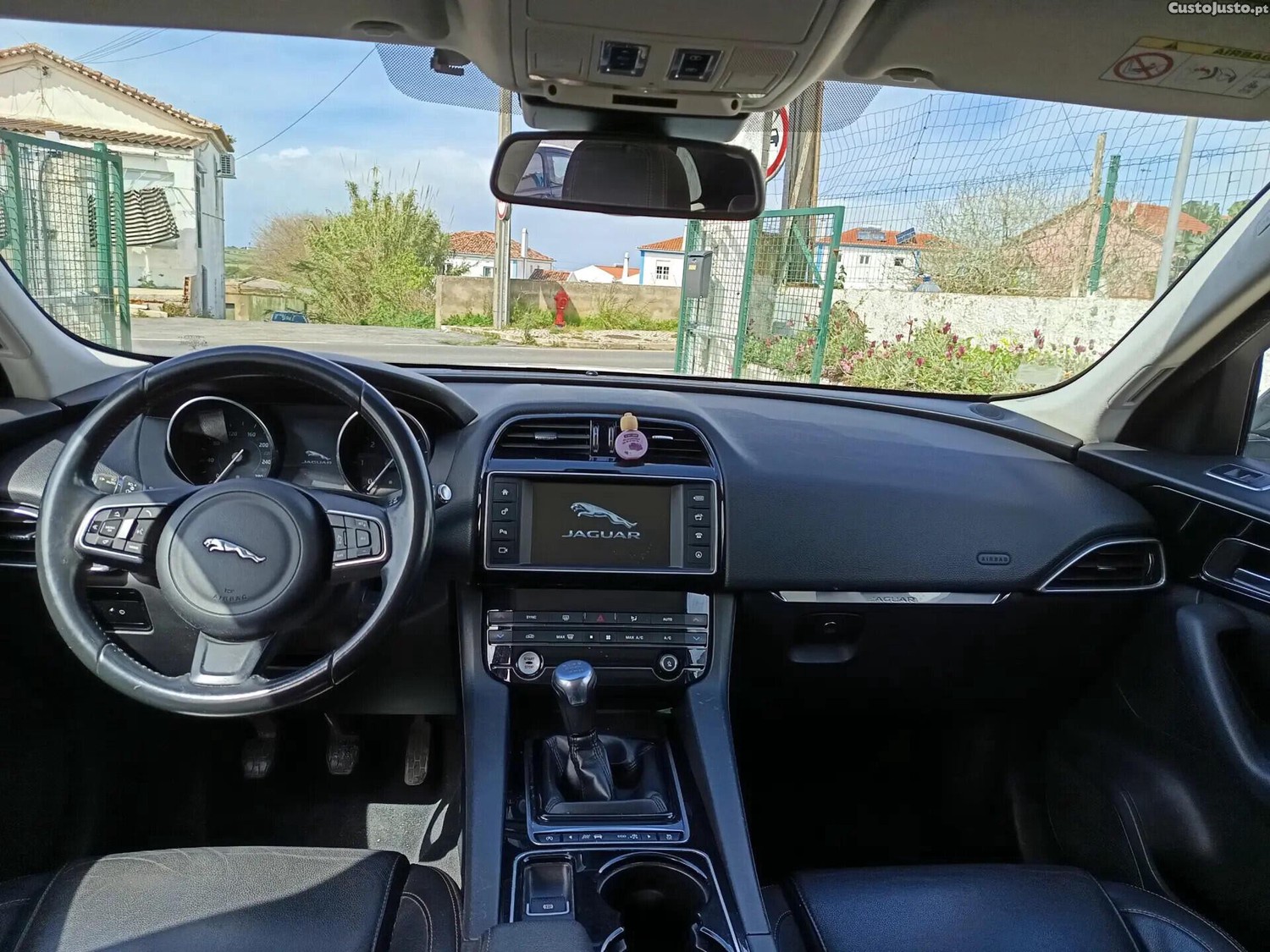 Jaguar F-Pace 2.0 i4D Prestige AWD — fotografia 9