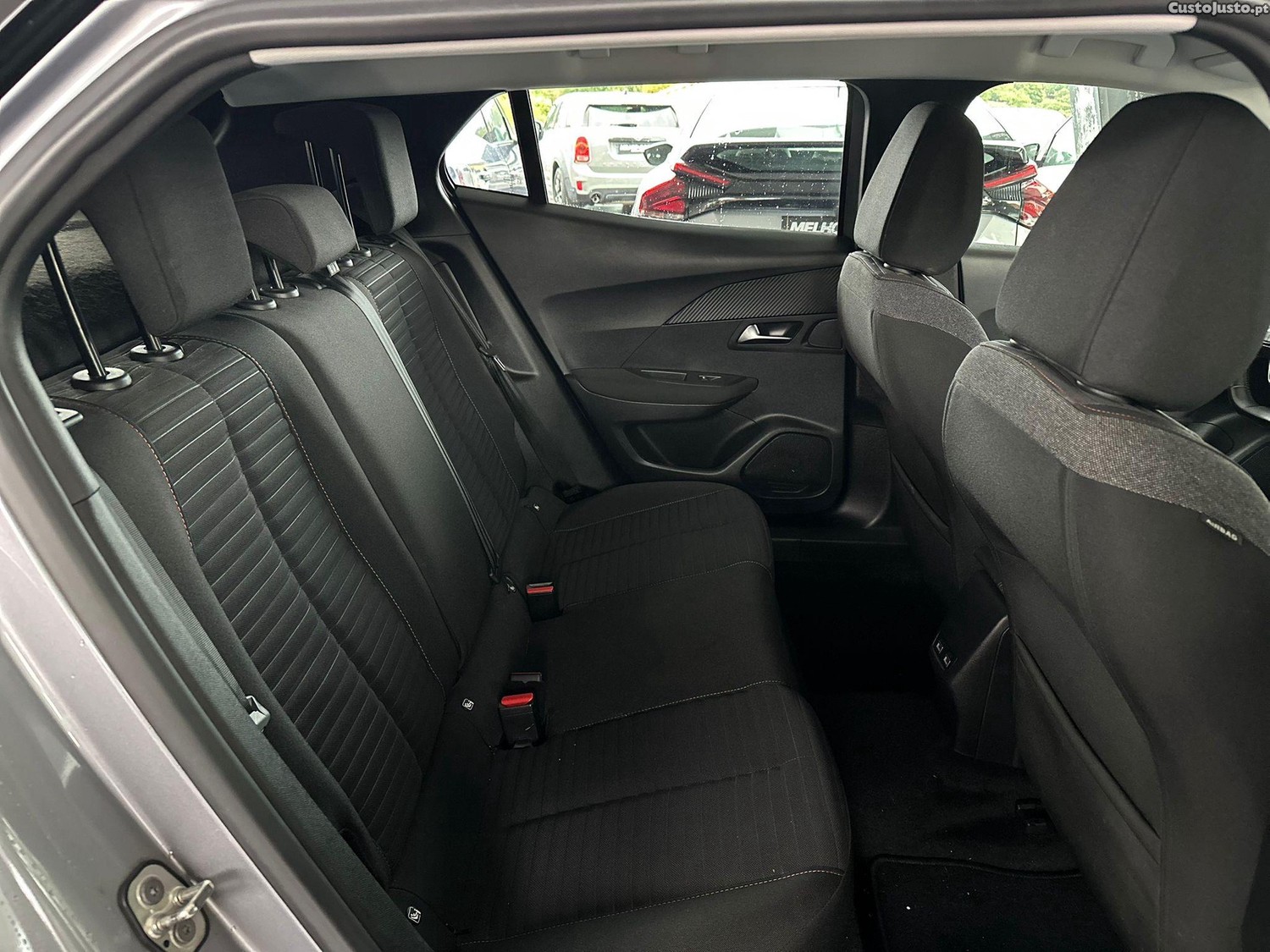 Peugeot 2008 50 kWh Active Pack — fotografia 3