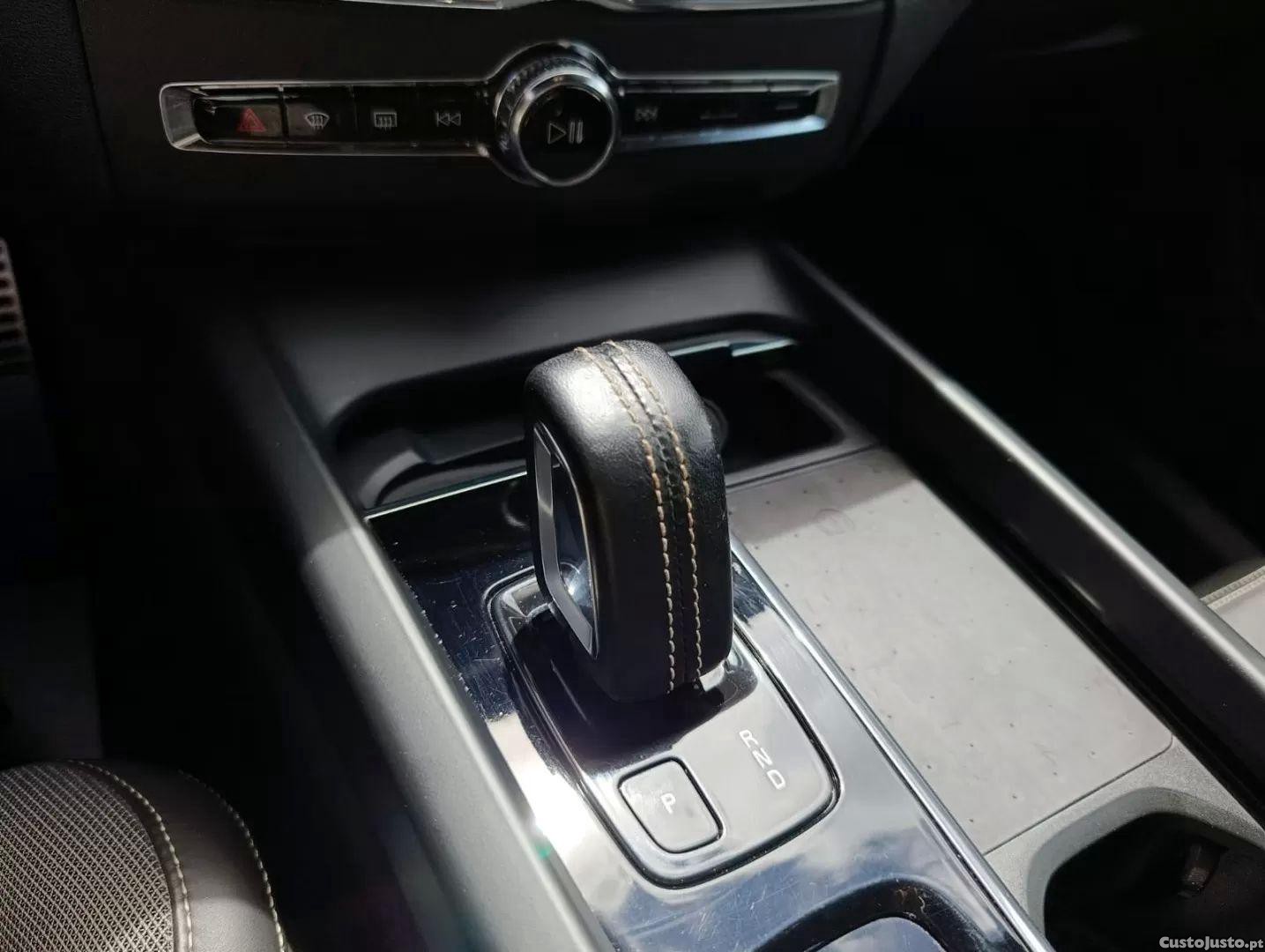 Volvo XC 60 2.0 b4 r-design — fotografia 11