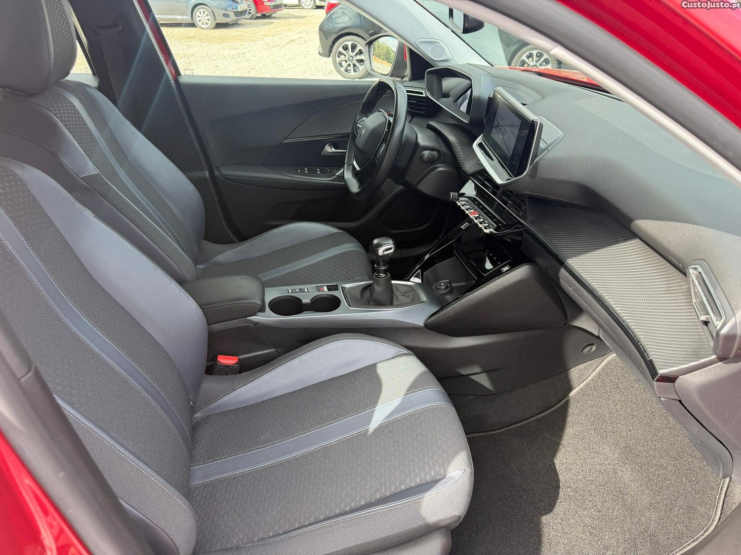 Peugeot 2008 1.2 PureTech Allure — fotografia 5