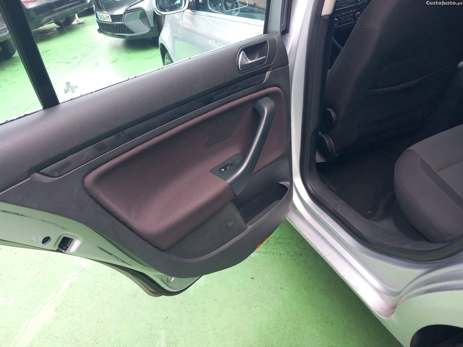 Volkswagen Golf Variant 1.6 TDi BlueMotion Confortline — fotografia 4