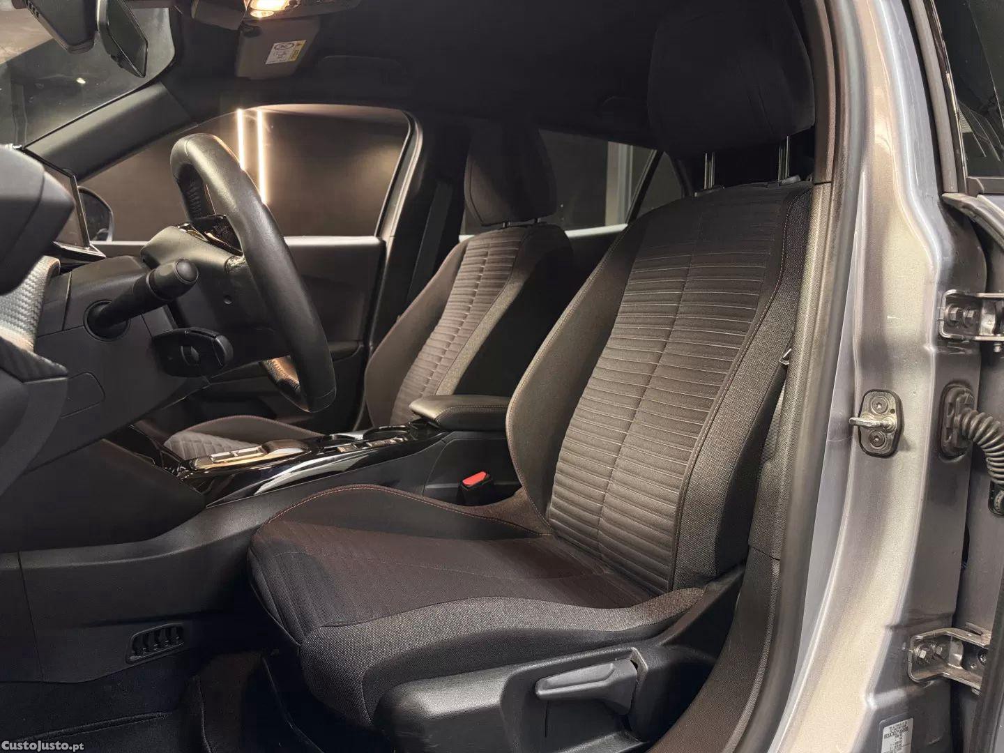 Peugeot e-2008 50 kwh active pack — fotografia 6