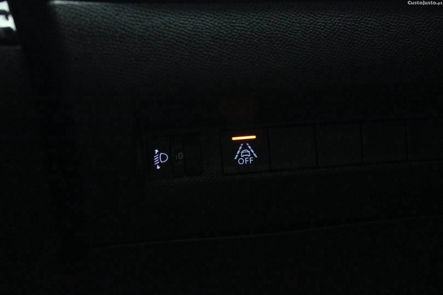 Peugeot 208 1.5 BlueHDI 100CV ALLURE — fotografia 30